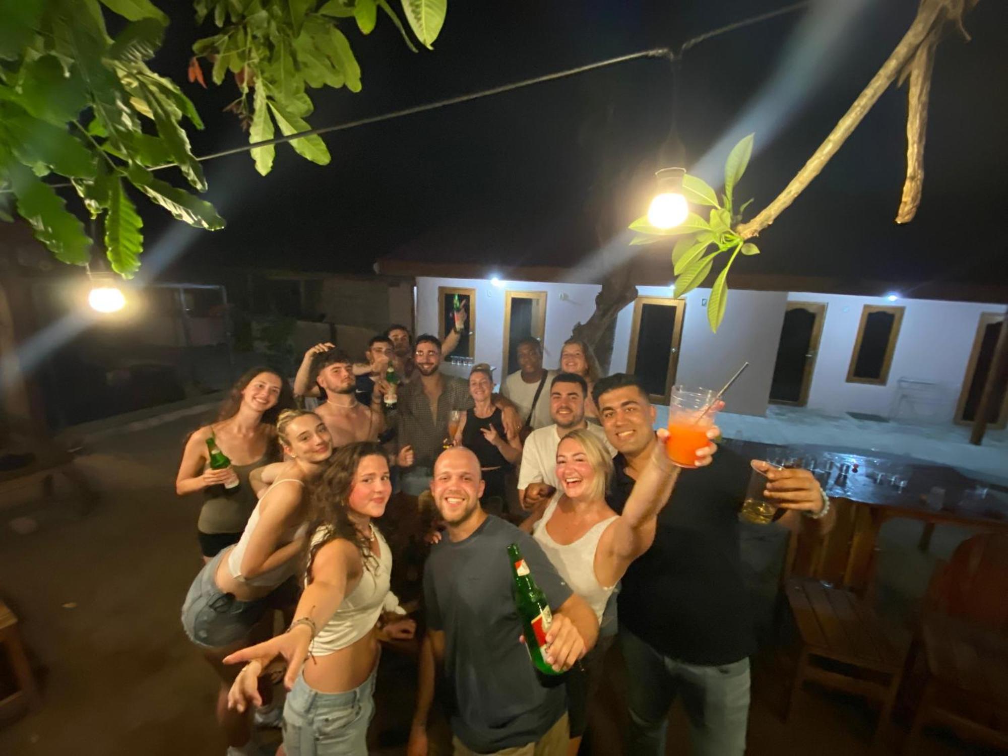 Jati Village, Party Hostel And Bungalows ギリ・トラワンガン エクステリア 写真