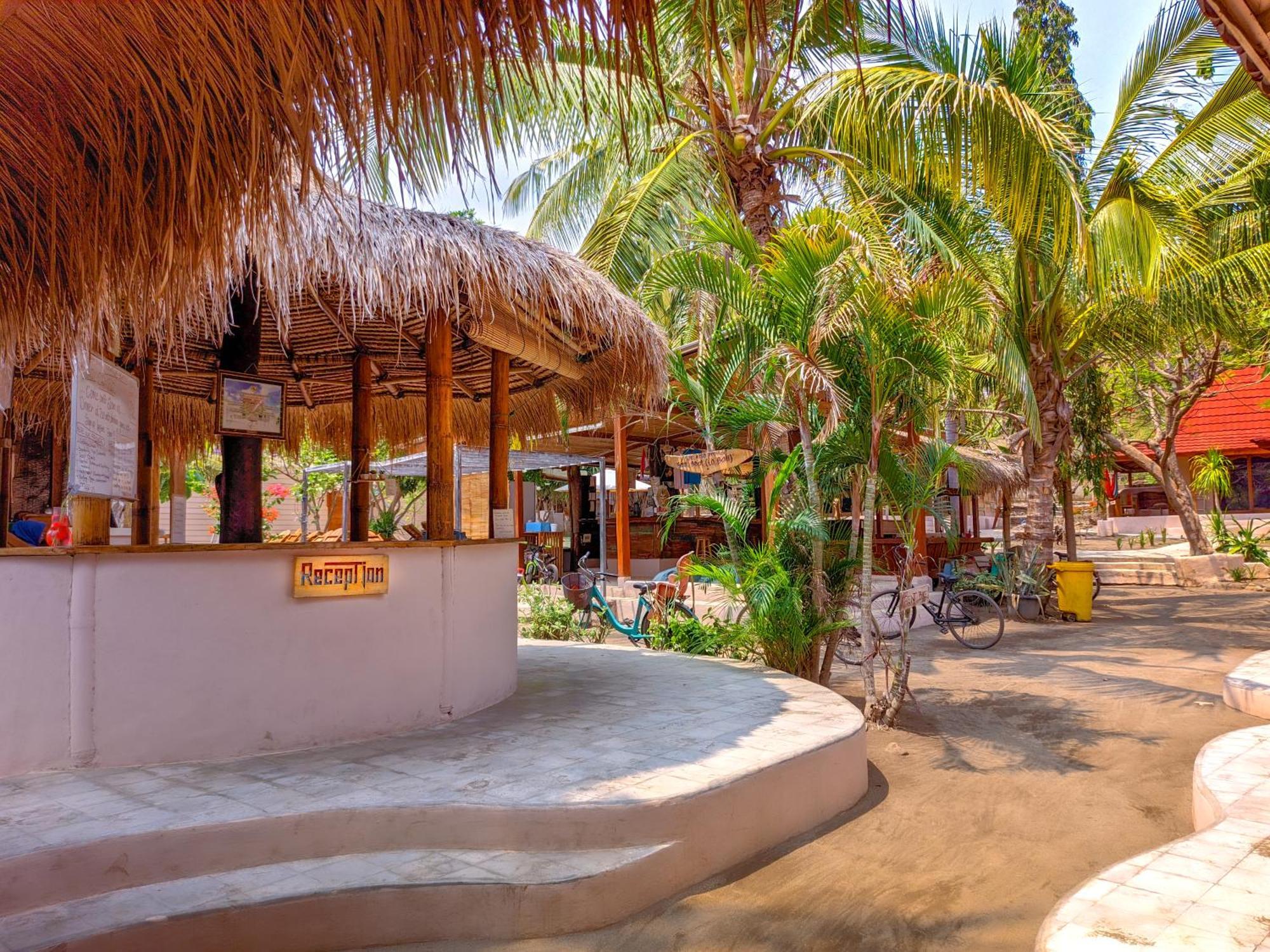 Jati Village, Party Hostel And Bungalows ギリ・トラワンガン エクステリア 写真