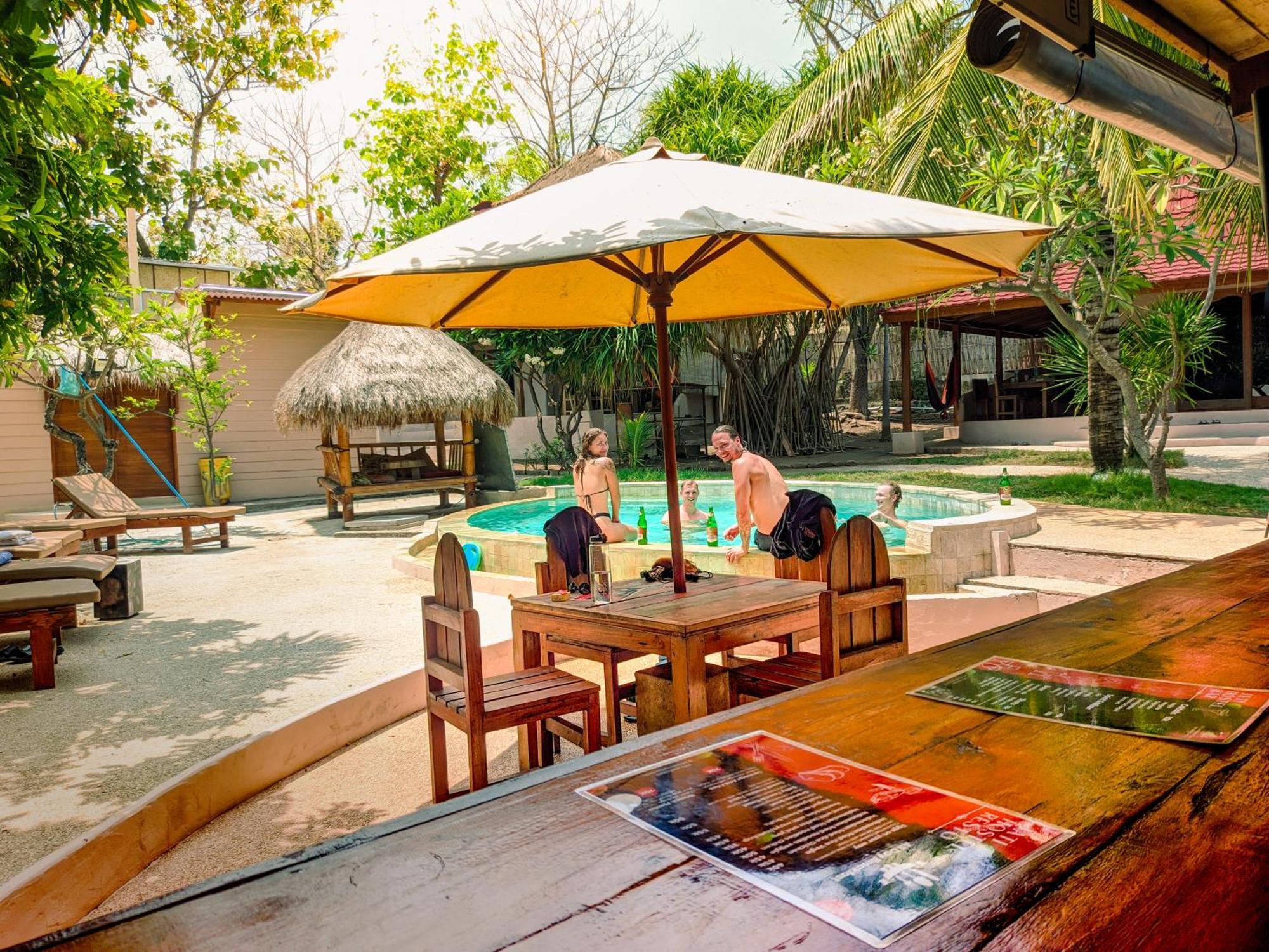 Jati Village, Party Hostel And Bungalows ギリ・トラワンガン エクステリア 写真