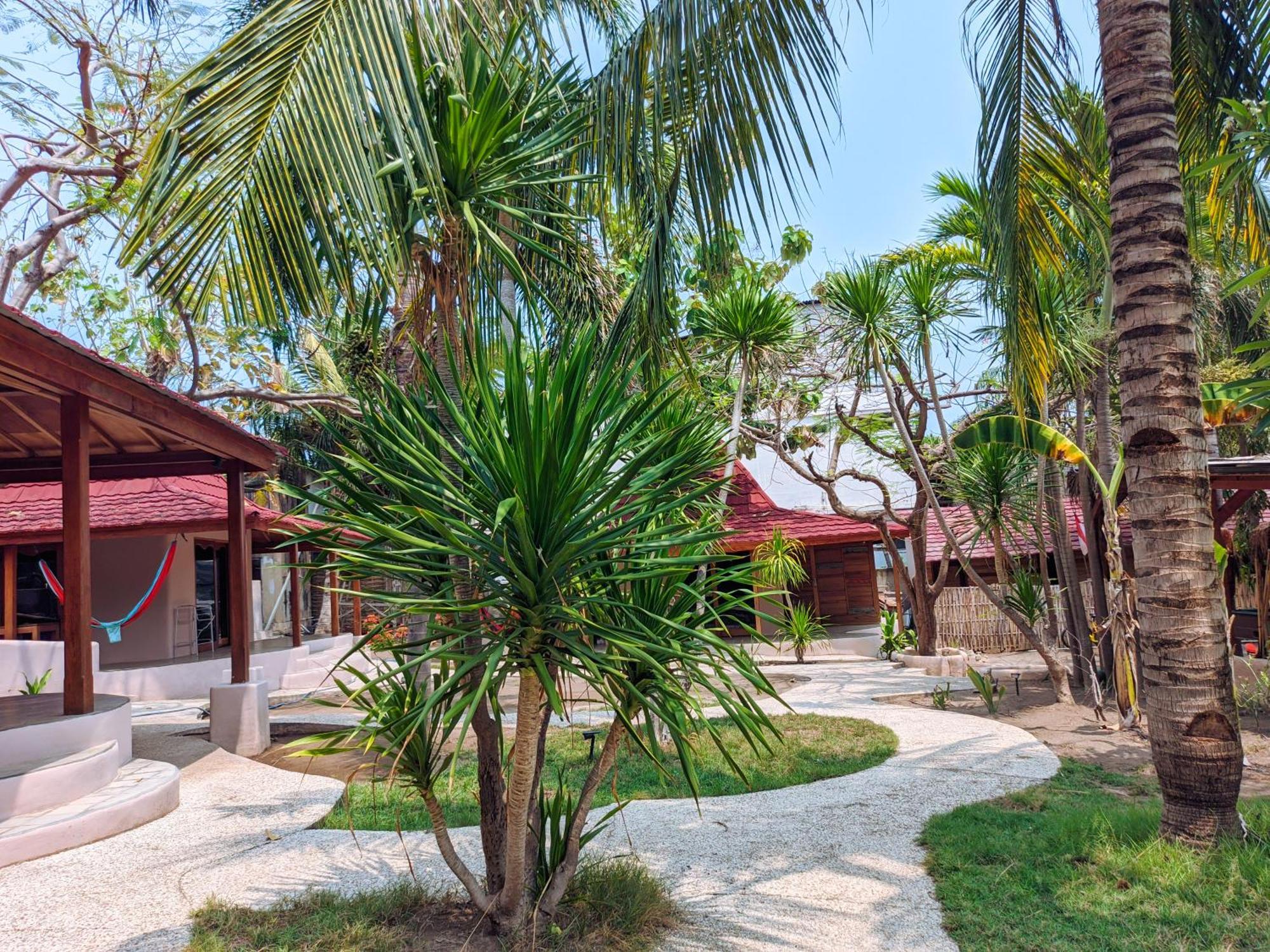 Jati Village, Party Hostel And Bungalows ギリ・トラワンガン エクステリア 写真