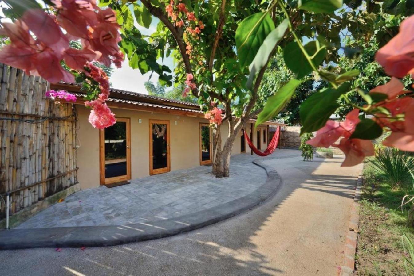 Jati Village, Party Hostel And Bungalows ギリ・トラワンガン エクステリア 写真